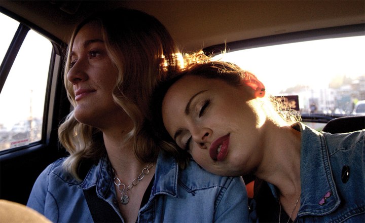 goodkisser_kate_jenna_car_shoulder